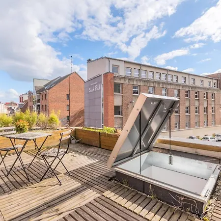 Lumineux Avec Rooftop Et Garage Prive.